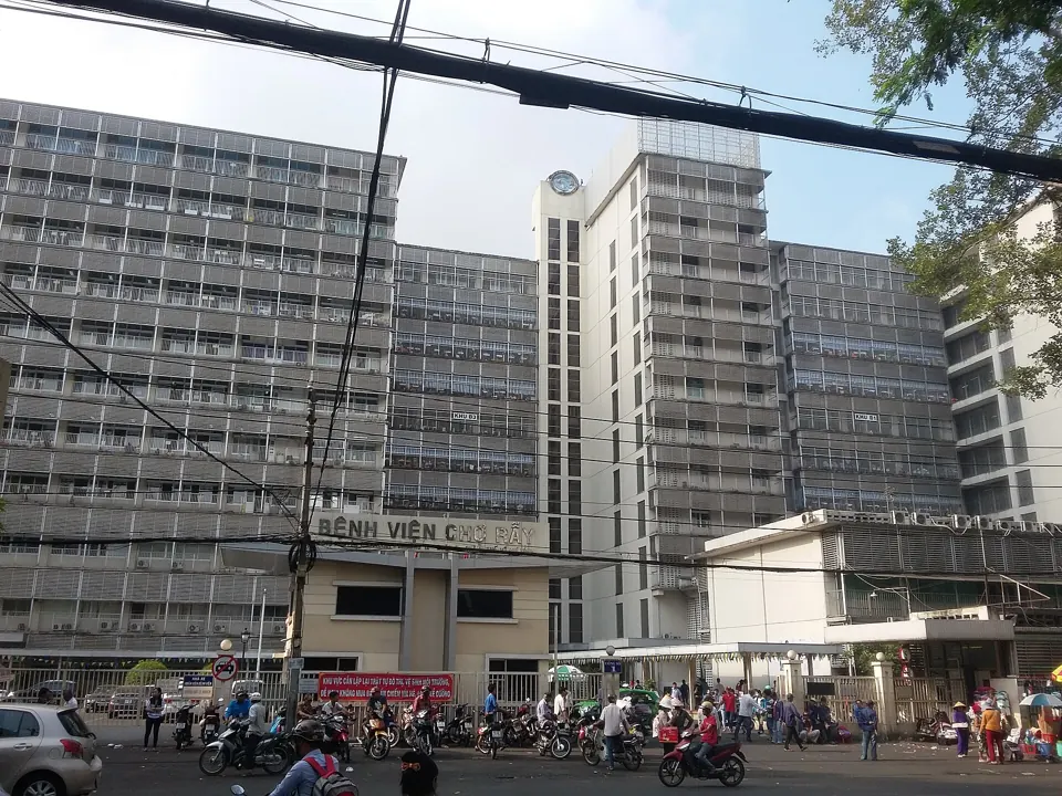 Chợ Rẫy Hospital gate, Ho Chi Minh City (public)