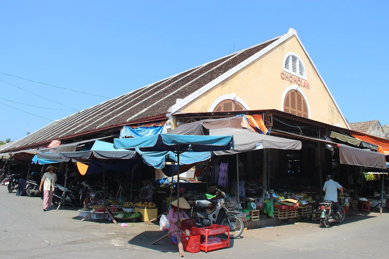 Market stalls in Hội An